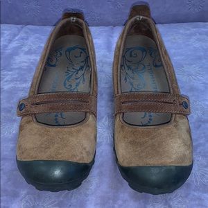 EUC Merrell leather shoes. Size 8.